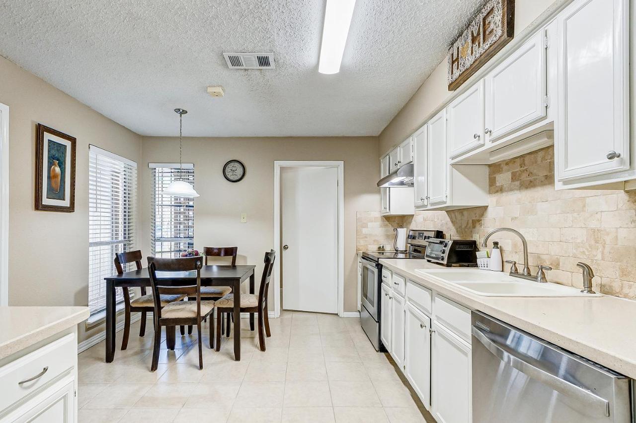 Cheerful 3-Bedroom Home With Indoor Fireplace Houston Exterior photo